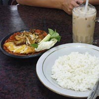 Ayam Penyet Bu Kris, Pedas dan Mak Kriyuk...